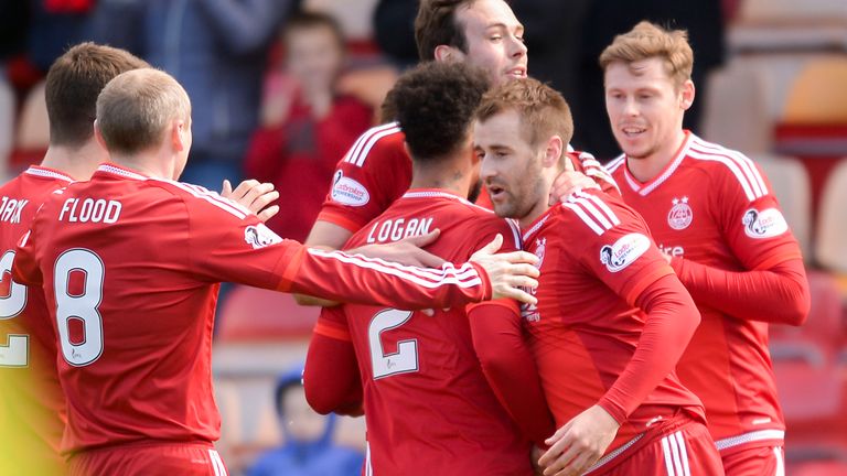 Aberdeen's Niall McGinn (second right) celebrates after scoring against Motherwell