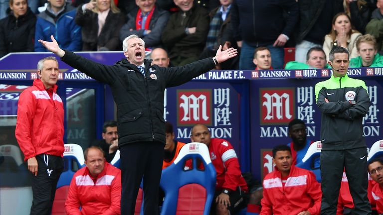 Alan Pardew reacts during the Premier League match between Crystal Palace and Norwich City at Selhurst Park