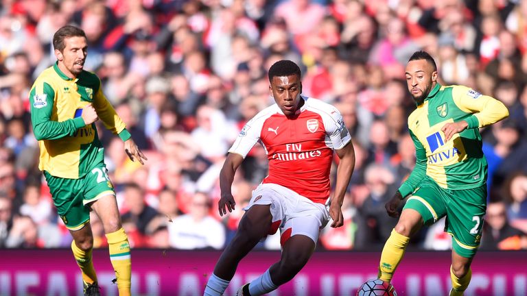 Alex Iwobi (C) of Arsenal competes for the ball against Gary O'Neil (L)  and Nathan Redmond (R) of Norwich City, Premier League