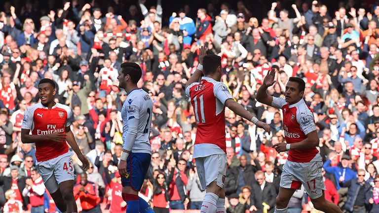 Arsenal's Chilean striker Alexis Sanchez (R) celebrates scoring his team's first goal