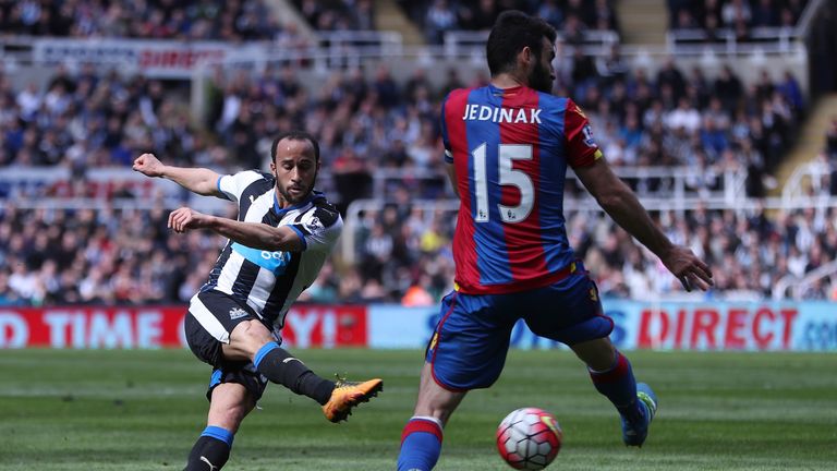 Andros Townsend of Newcastle United shoots at goal 