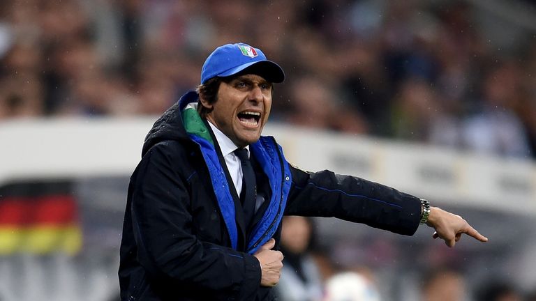 Head coach Italy Antonio Conte reacts