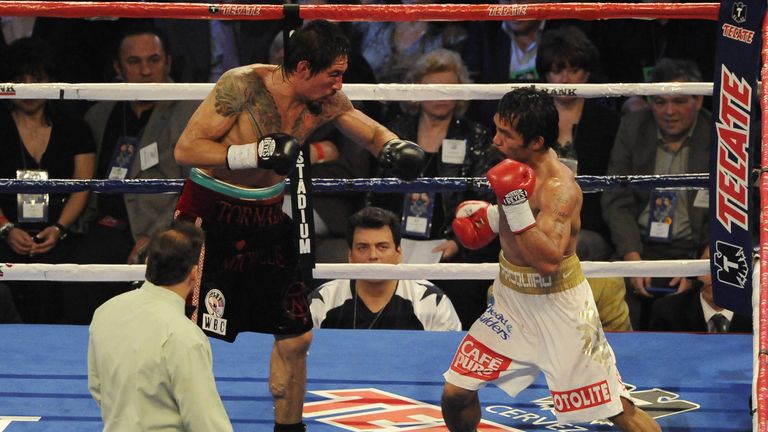 Antonio Margarito (L) towered over Pacquiao