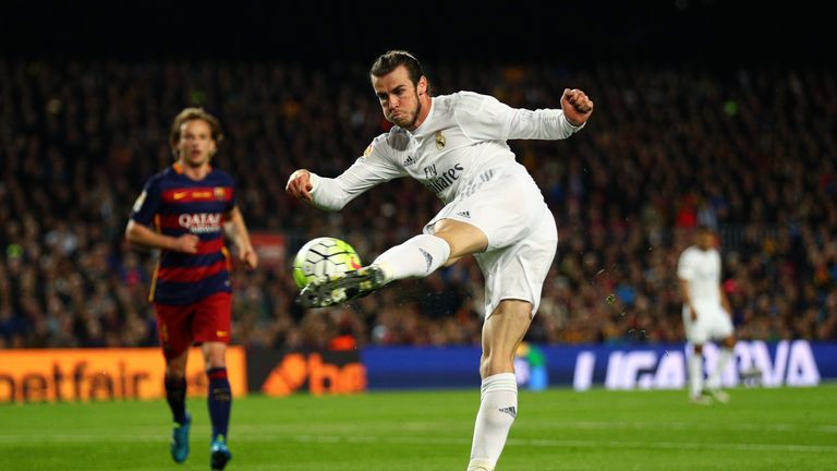 Gareth Bale of Real Madrid CF shoots at goal during the La Liga match between FC Barcelona and Real Madrid CF at Camp Nou on 
