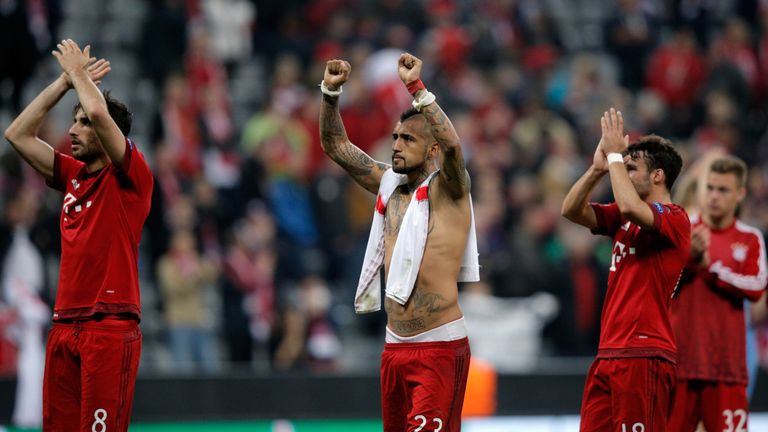 MUNICH, GERMANY - APRIL 05:  Winning goalscorer Arturo Vidal of Bayern Munich (23) salutes the crowd with team mates aft