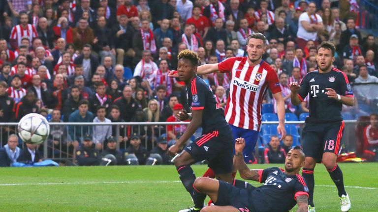 MADRID, SPAIN - APRIL 27:  Saul Niguez of Atletico Madrid beats David Alaba, Arturo Vidal and Juan Bernat of Bayern Munich as he scores