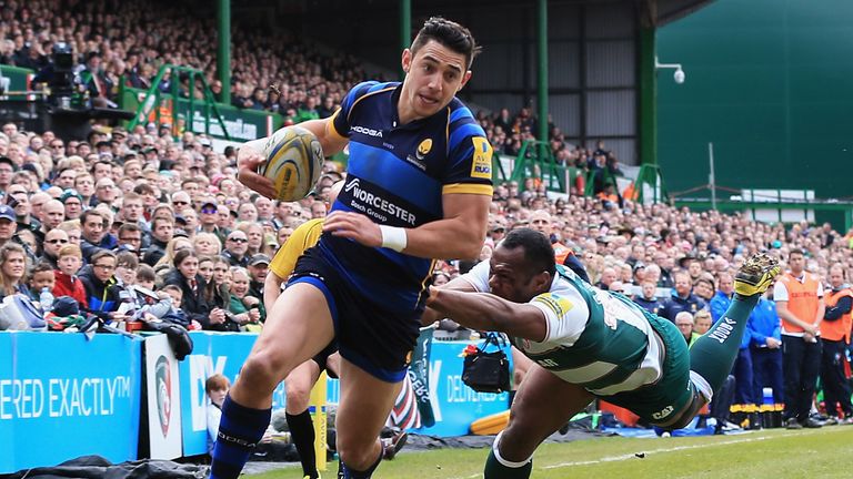 Bryce Heem of Worcester Warriors beats the tackle from Vereniki Goneva of Leicester Tigers to score a try