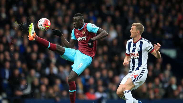 West Ham United's Cheikhou Kouyate (left) and West Bromwich Albion's Darren Fletcher battle for the ball