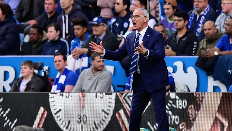 LEICESTER, ENGLAND - APRIL 17:  Claudio Ranieri gives instructions during the Barclays Premier League match between Leicester City and West Ham