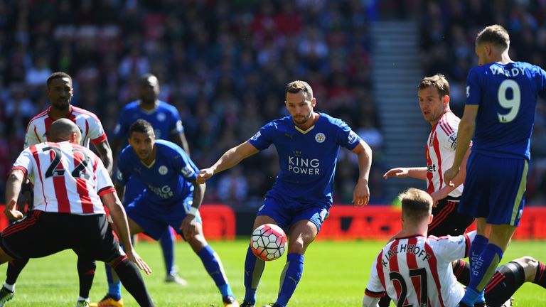 SUNDERLAND, UNITED KINGDOM - APRIL 10:  Danny Drinkwater of Leicester City (C) battles in midfield during the Barclays Premier League match between Sunderl