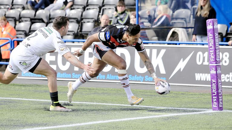 Denny Solomona goes over for his second try for Castleford