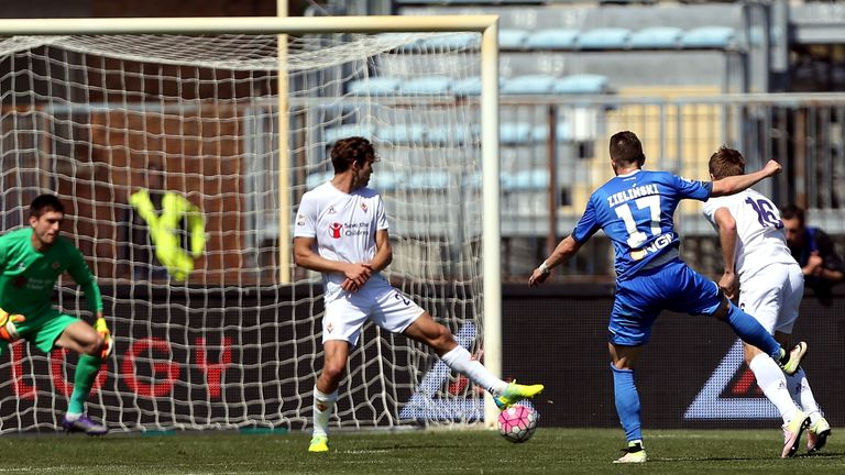 Piotr Zielinski of Empoli FC scores a goal during the Serie A match between Empoli FC and ACF Fiorentina at Stadio Carlo Castella