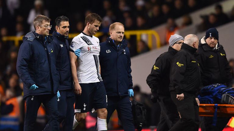Eric Dier (3rd L) leaves the pitch against West Bromwich Albion 