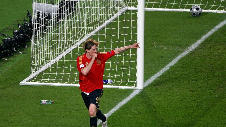 VIENNA, AUSTRIA - JUNE 29:  Fernando Torres of Spain celebrates after scoring the opening goal for his team 