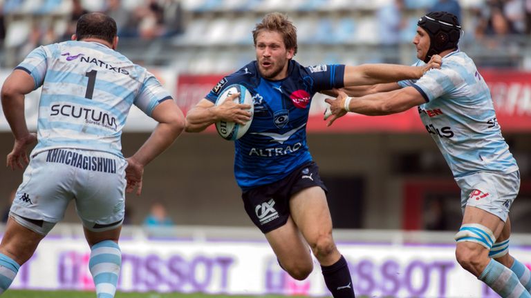 Montpellier's Frans Steyn (centre) takes on the Racing defence