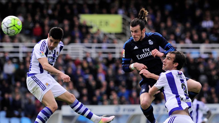Gareth Bale (C) headed just over the bar in the first-half