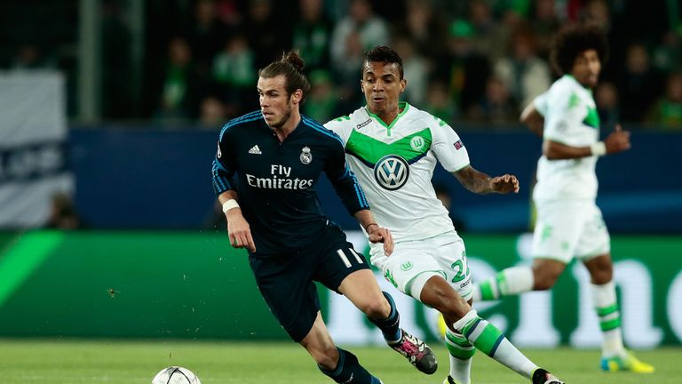 Gareth Bale of Real Madrid controls the ball under pressure of Maximilian Arnold of Wolfsburg 