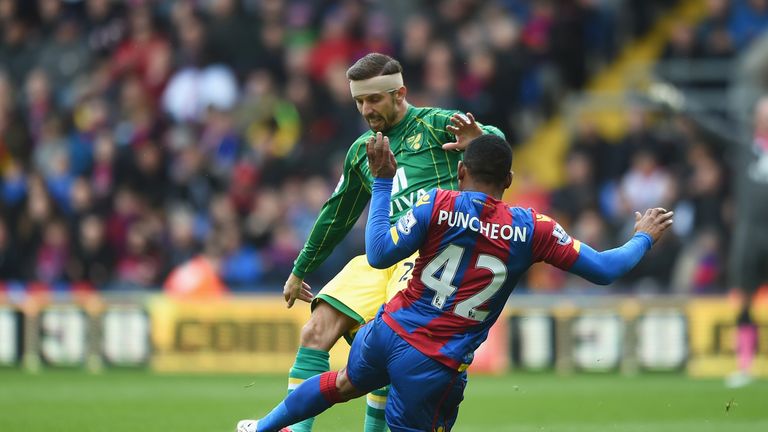 Gary O'Neil is tackled by Jason Puncheon