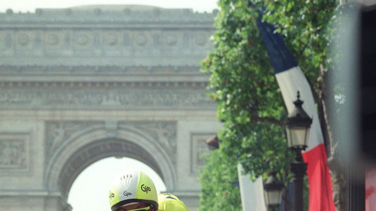 American cyclist Greg LeMond rides down Avenue des Champs-Elysees on July 23, 1989 in Paris at the end of the last stage of the Tour de France