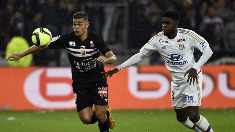 Nice's French forward Hatem Ben Arfa (L) vies with Lyon's French Cameroonian defender Samuel Umtiti (R) during 