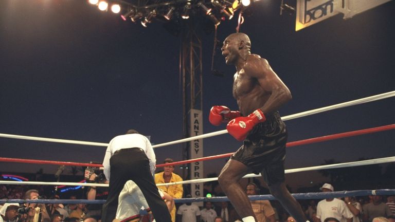 Henry Akinwande knocks down Jeremy Williams