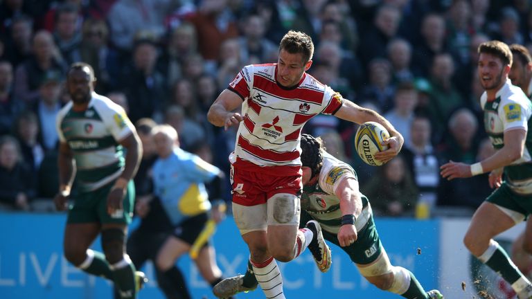 LEICESTER, ENGLAND - APRIL 02:  Henry Trinder of Gloucester breaks clear to score their second try during the Aviva Premiership match between Leicester Tig