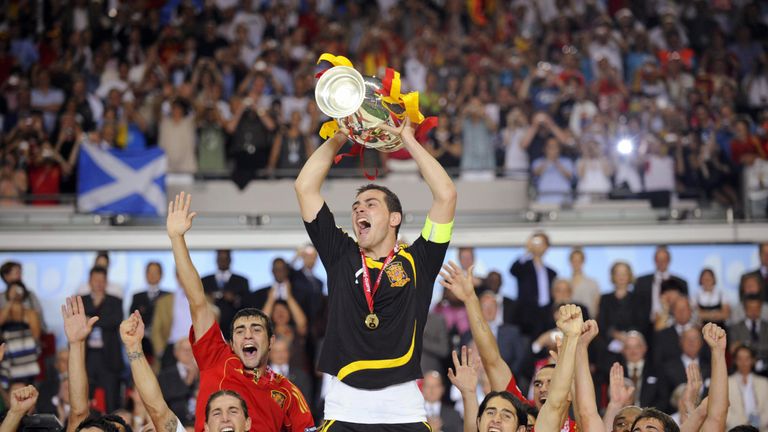 Spanish goalkeeper Iker Casillas (C) holds the Euro 2008 championships trophy after Spain won the final 