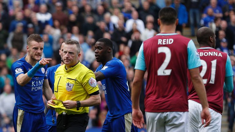 Leicester Citystriker Jamie Vardy (L) reacts after referee Jonathan Moss (2L) showed Vardy his second yellow card for simulation to send him off v West Ham