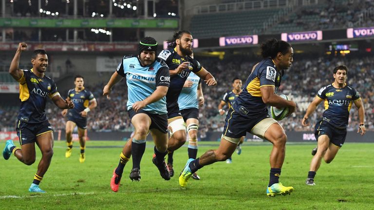 Joe Tomane scores for the Brumbies