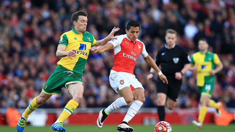 Norwich City's Jonny Howson and Arsenal's Alexis Sanchez battle for the ball 