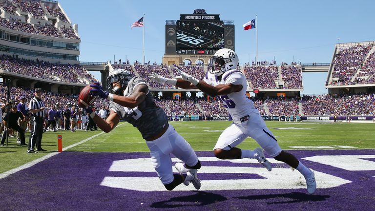 Josh Doctson #9 of the TCU Horned Frogs fails to hang onto a touch down pass under coverage from Demundre Freeman #26 of th