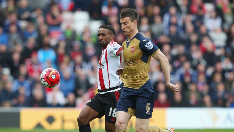 Laurent Koscielny of Arsenal battles Sunderland's Jermain Defoe for the ball
