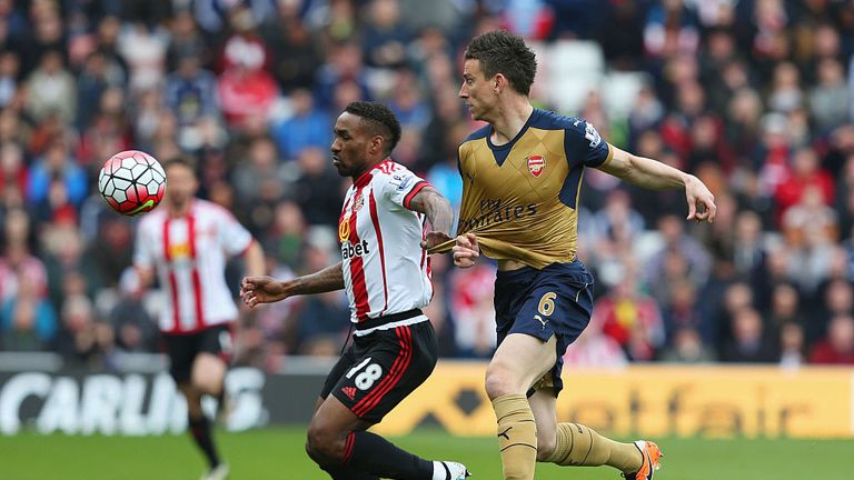 Laurent Koscielny of Arsenal battles for the ball with Jermain Defoe of Sunderland