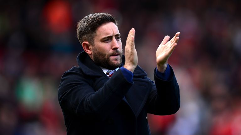 BRISTOL, ENGLAND - APRIL 30:  Lee Johnson, Manager of Bristol City applauds the crowd prior to the Sky Bet Championship match between Bristol City and Hudd
