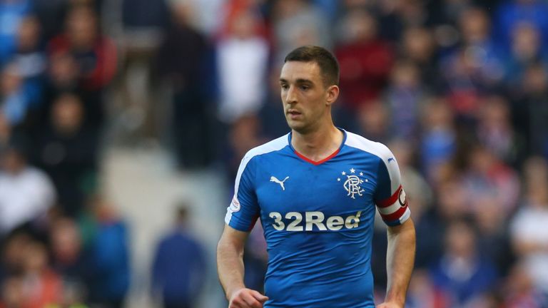 Lee Wallace of Rangers controls the ball during the Scottish Championship match between Hibernian and Rangers