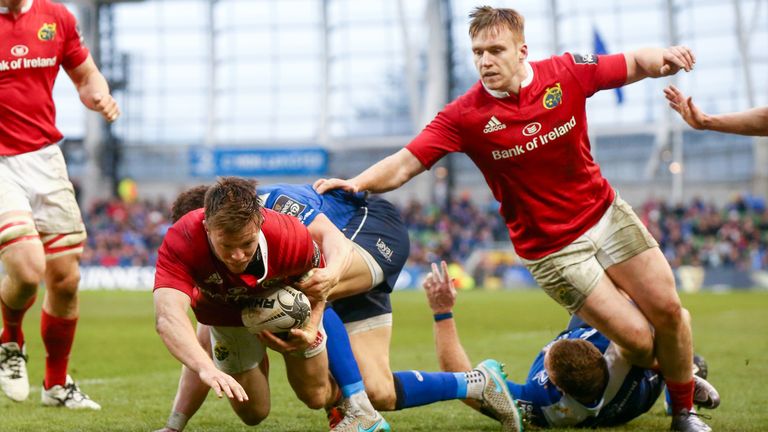 Guinness PRO12, Aviva Stadium, Dublin 2/4/2016
Leinster vs Munster
Munster's Johnny Holland scores his sides first try despite Zane Kirchner of Leinster
Ma