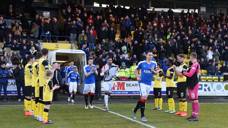 Livingston perform a guard of honour for Rangers 