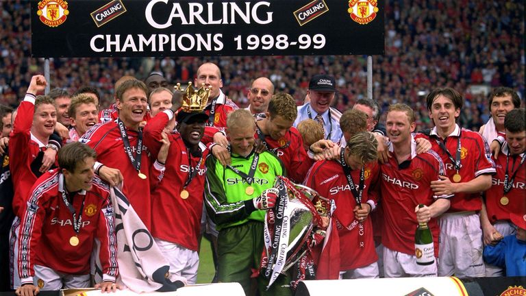 MANCHESTER, ENGLAND - MAY 16:  The Manchester United team celebrate on the pitch having been presented with the trophy after the FA Carling Premiership mat