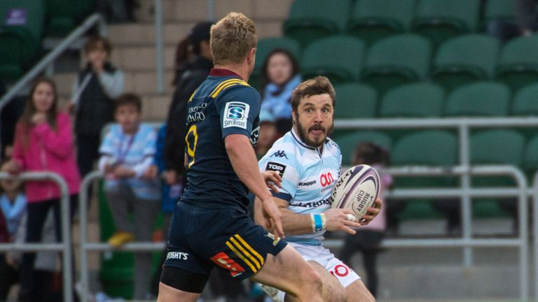Racing 92 winger Marc Andreu faces Otago Highlanders' Josh Renton on February 6, 2016.