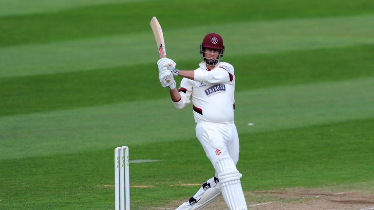 TAUNTON, ENGLAND - SEPTEMBER 22: Marcus Trescothick of Somerset pulls during the LV County Championship match between Somerset and Warwickshire at the Coun