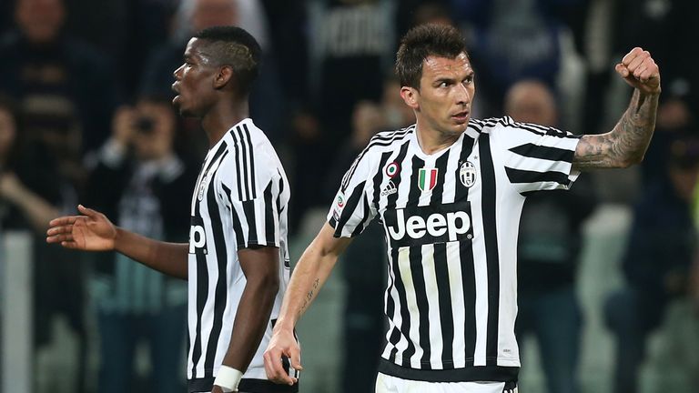 Juventus' forward Mario Mandzukic from Croatia (R) celebrates after scoring ne