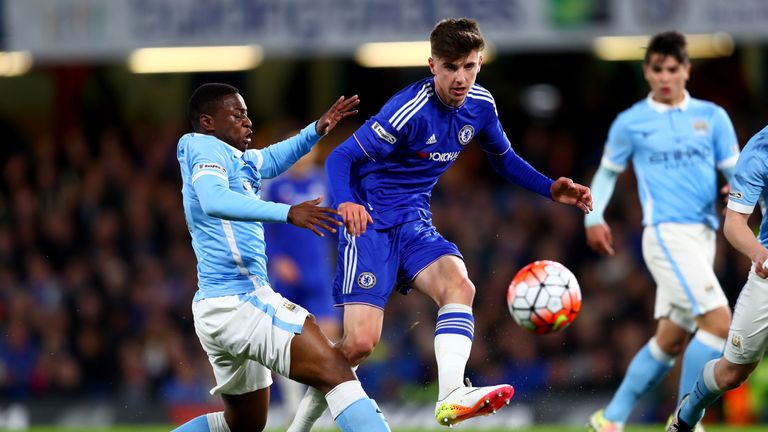 LONDON, ENGLAND - APRIL 27:  Mason Mount of Chelsea is challenged by Aaron Nemane of Manchester City during the FA Youth Cup Final - Second Leg between Che