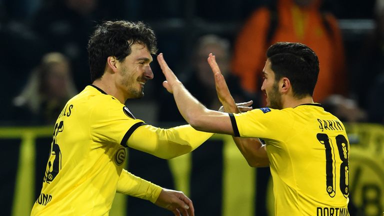 Mats Hummels of Borussia Dortmund celebrates with Nuri Sahin 