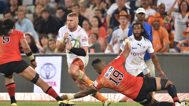Paul Schoeman takes on the Sunwolves defence
