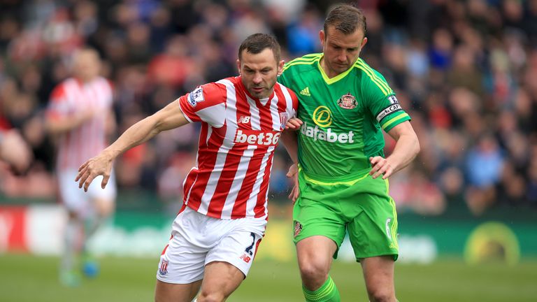 Stoke City's Phillip Bardsley (left) and Sunderland's Lee Cattermole battle for the ball