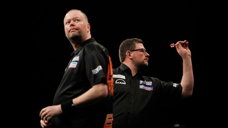 BETWAY PREMIER LEAGUE DARTS.SHEFFIELD ARENA,SHEFFIELD.PIC;LAWRENCE LUSTIG.JAMES WADE V RAYMOND VAN BARNEVELD.JAMES WADE IN ACTION