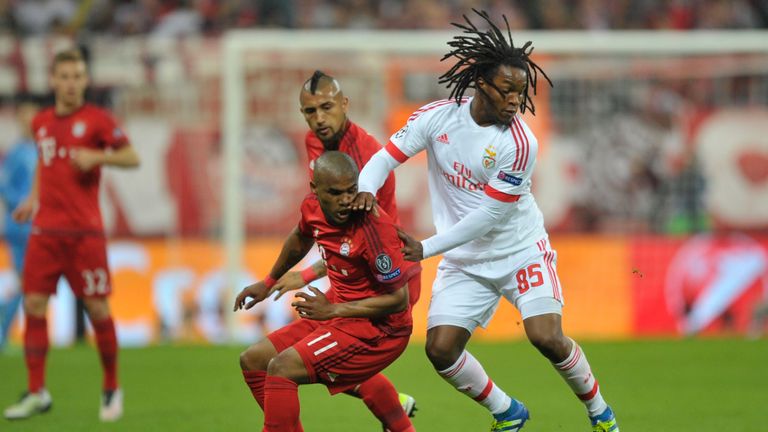 Douglas Costa (L) of Bayern Munich challenges Benfica's Renato Sanches 