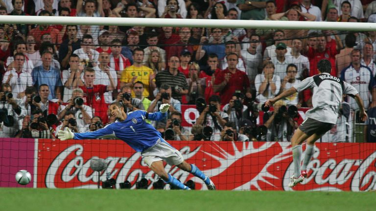 LISBON, PORTUGAL - JUNE 24:    Fussball: Euro 2004 in Portugal, Viertelfinale Spiel 25, Lissabon; Portugal 