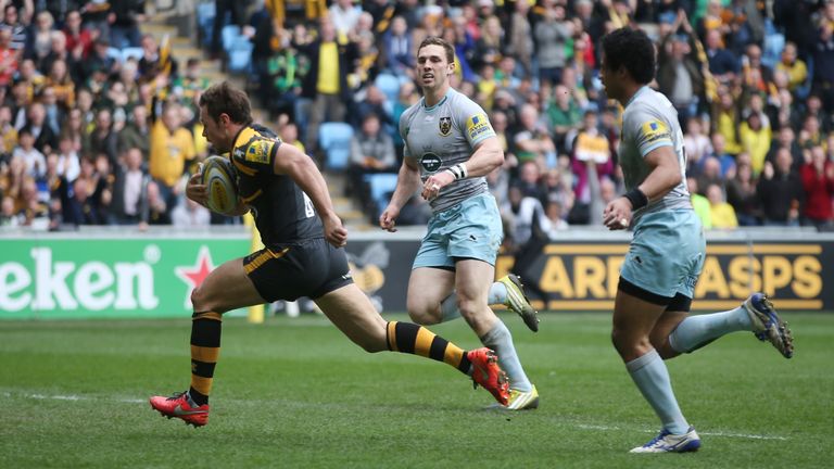 Rob Miller of Wasps breaks clear for the first try 