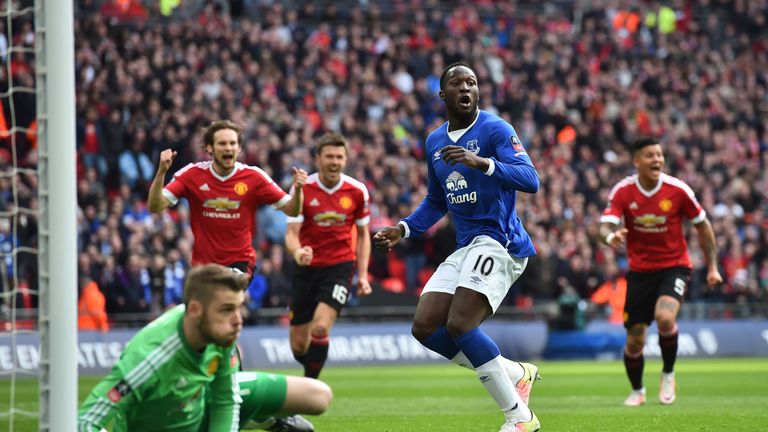 Everton's Belgian striker Romelu Lukaku (C) reacts after Manchester United's Spanish goalkeeper David de Gea (L) saved his penalty kick